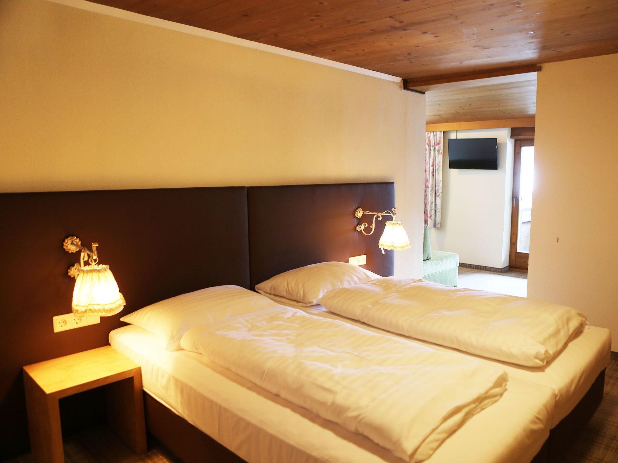 Gasthof Pension Madseiterhof Tux Bagian luar foto